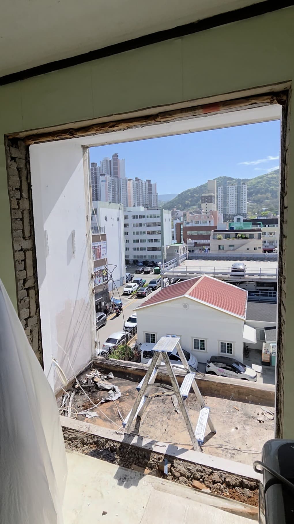 작은방 발코니창 및 분합창 교체 전