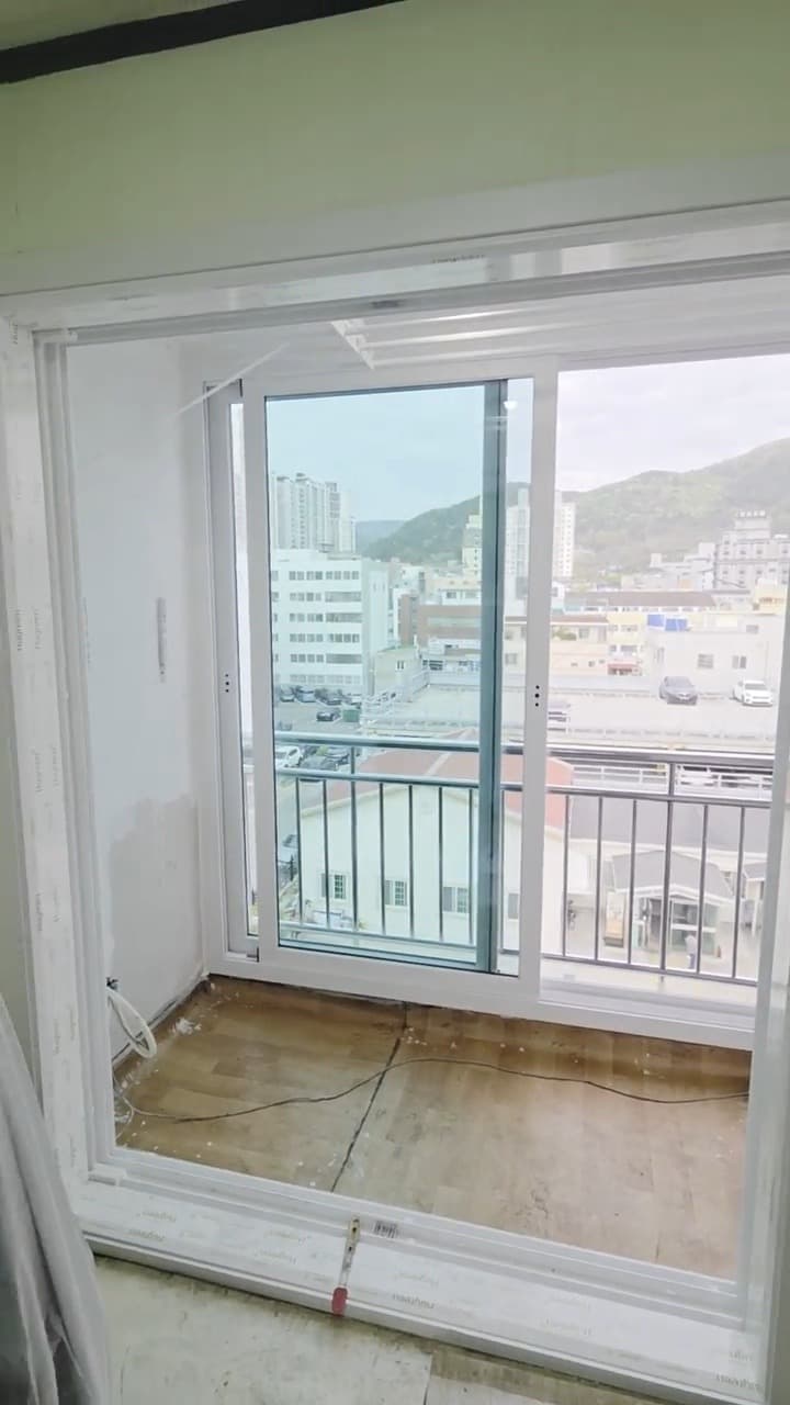 작은방 발코니창 및 분합창 교체 후